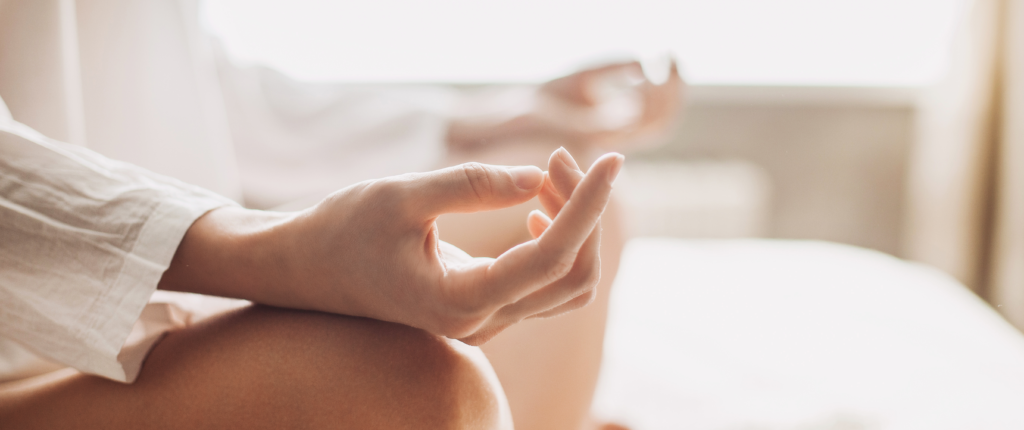 Entspannungspose im Yoga, die Finger berühren sich.